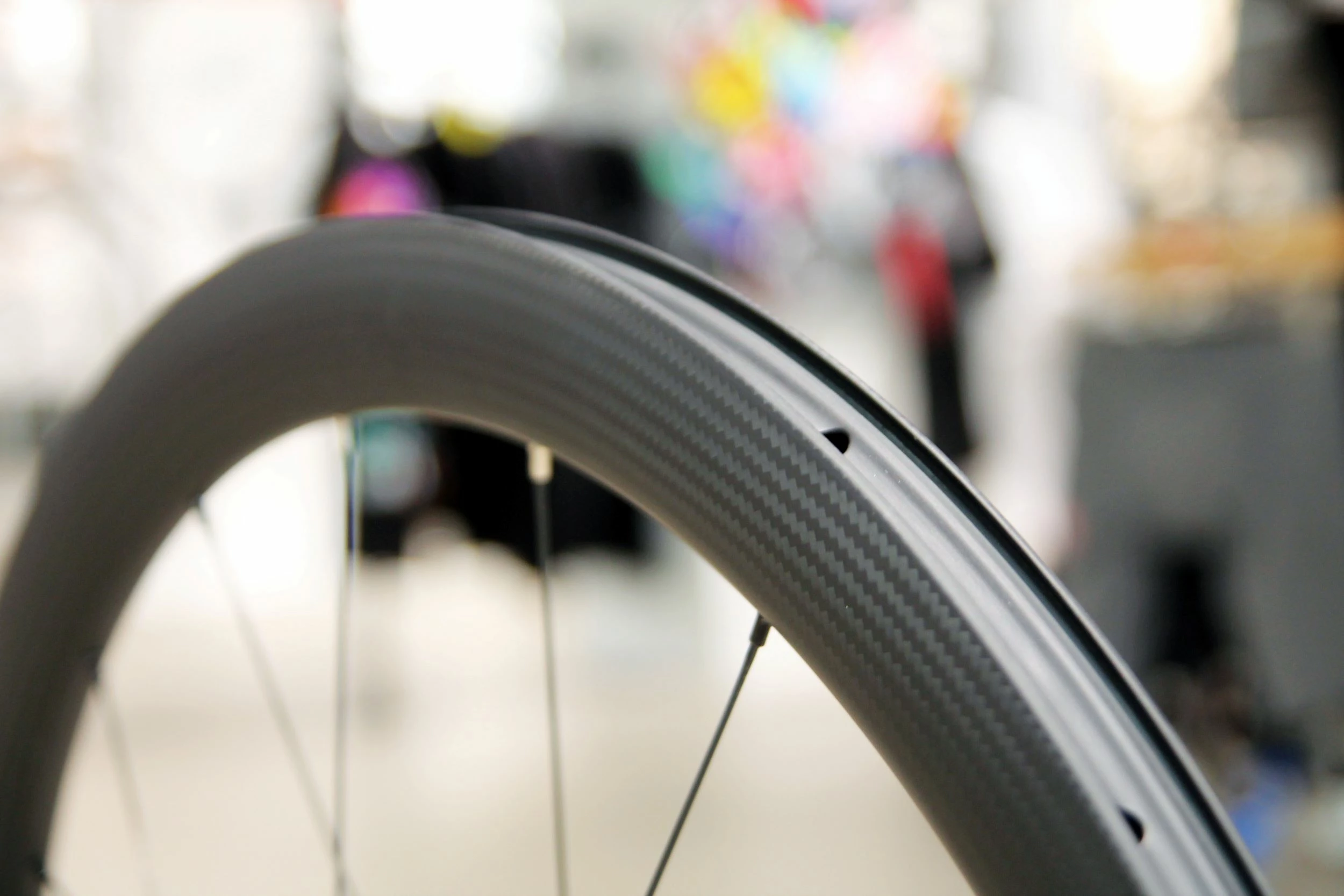 SMParts. Force 45 TLR 3K Twill Weave X DT SWISS 370 Track 20/24 Loch Laufradsatz 4 SMParts. Force 45 TLR 3K Twill Weave X DT SWISS 370 Track 20/24 Loch Laufradsatz – Bild 4