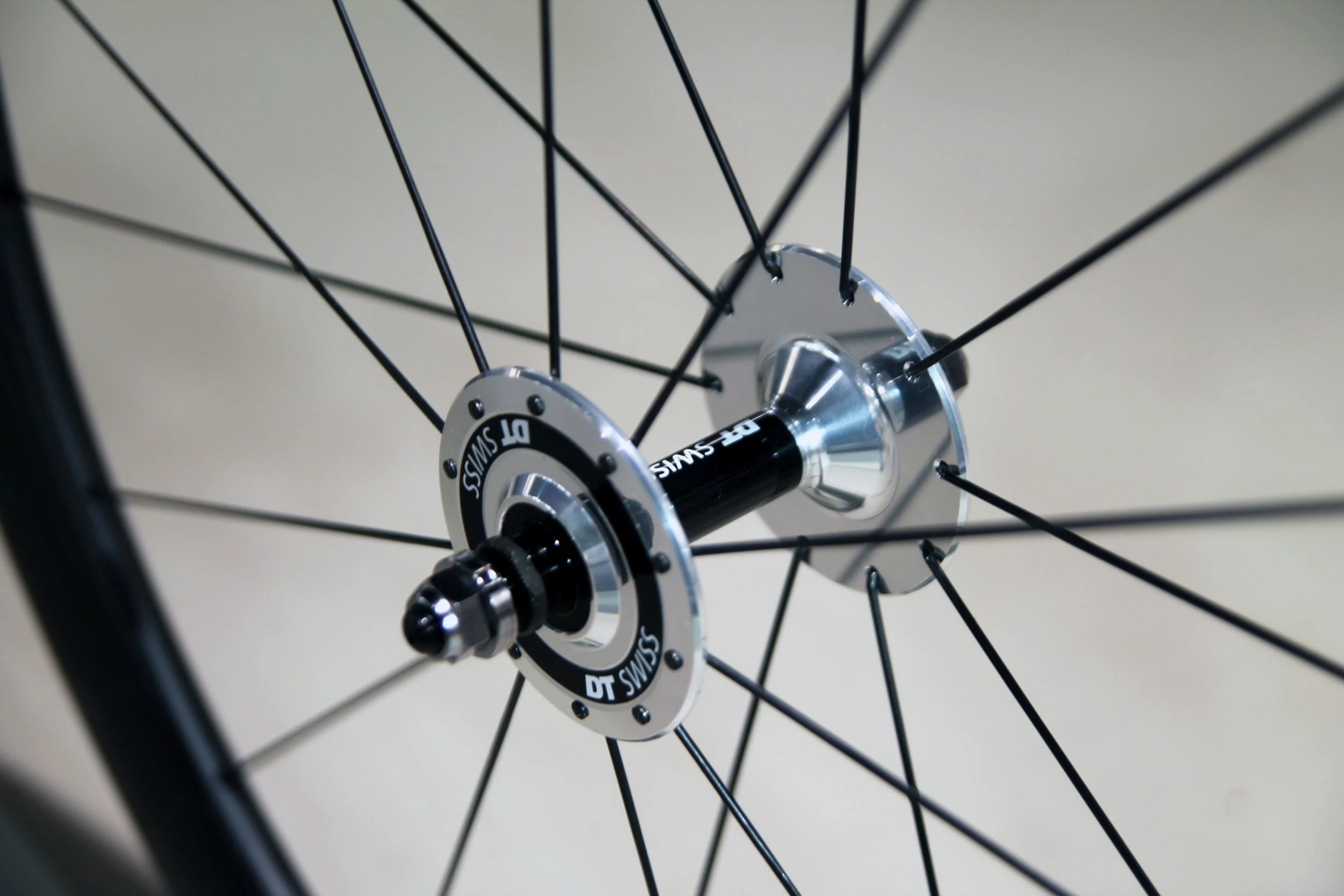 SMParts. Force 45 TLR 3K Twill Weave X DT SWISS 370 Track 20/24 Loch Laufradsatz 5 SMParts. Force 45 TLR 3K Twill Weave X DT SWISS 370 Track 20/24 Loch Laufradsatz – Bild 5