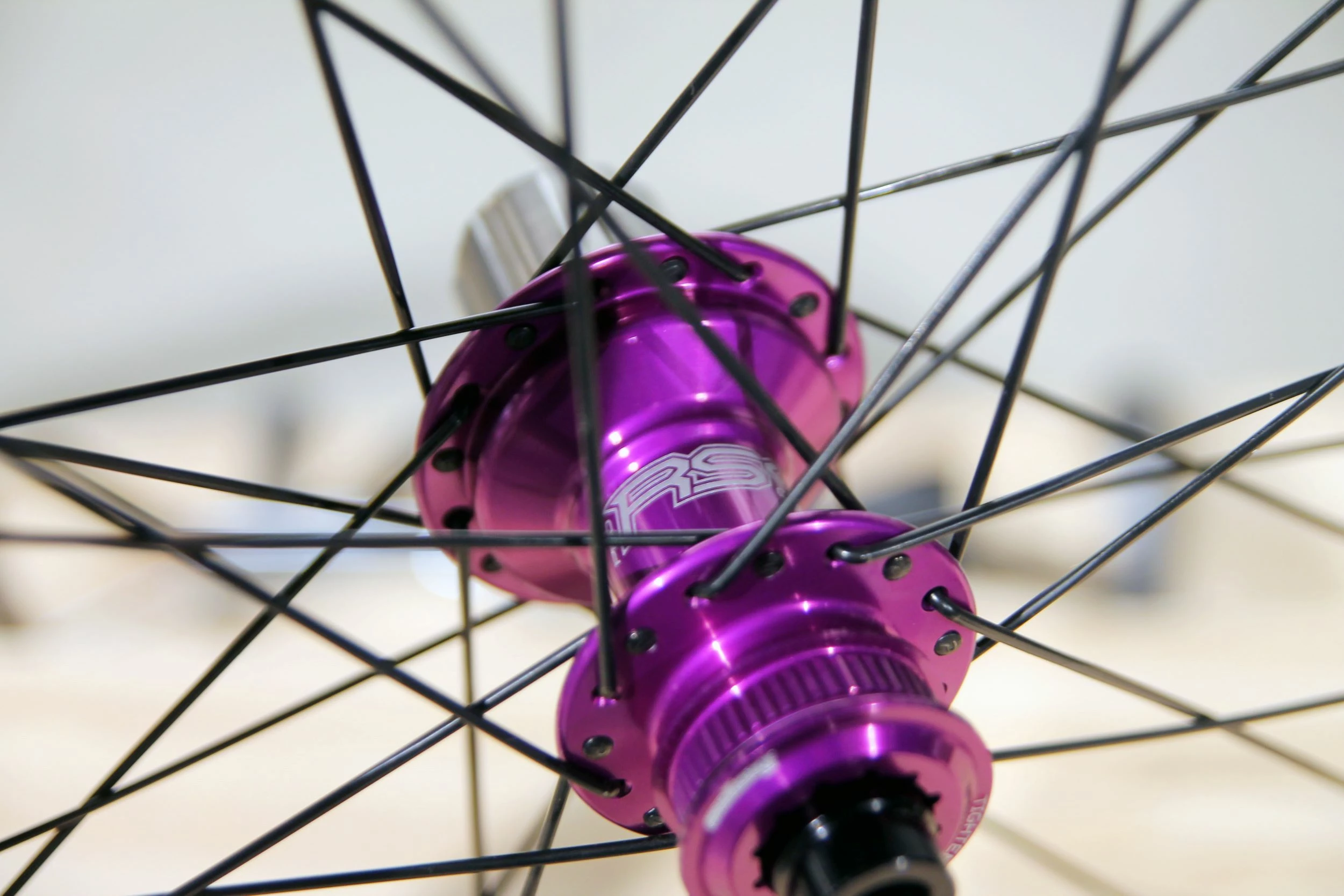 SMParts. Force 45 TLR UD Matt X HOPE RS4 Road 24/24 Loch Laufradsatz, Lila 9 SMParts. Force 45 TLR UD Matt X HOPE RS4 Road 24/24 Loch Laufradsatz, Lila – Bild 9