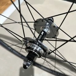 H+Son Archetype X DT-Swiss 370 Track Naben Laufradsatz - Anodized Grey 20/24Loch -Cyclocross Verkaufsgeschäft H Son Arche DT370 LRS Grey 1