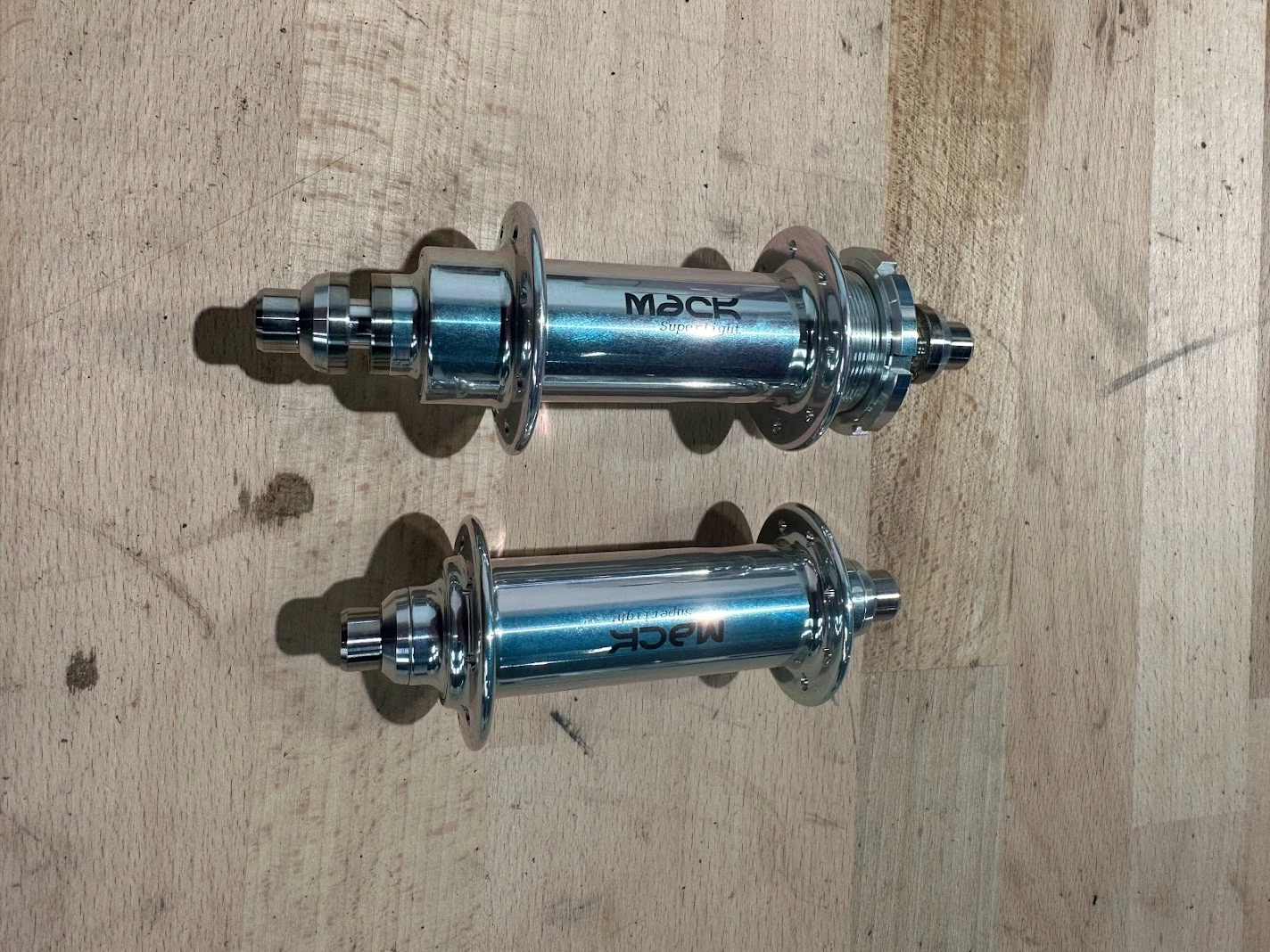 MACK HUBS Superlight Track Naben-Set Low Flange -geschlitzt- 16 Loch Silber Fixed-only 3 MACK HUBS Superlight Track Naben-Set Low Flange -geschlitzt- 16 Loch Silber Fixed-only – Bild 3