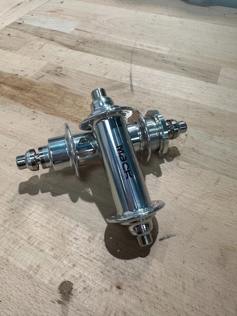MACK HUBS Superlight Track Naben-Set Low Flange -geschlitzt- 16 Loch Silber Fixed-only 1 MACK HUBS Superlight Track Naben-Set Low Flange -geschlitzt- 16 Loch Silber Fixed-only