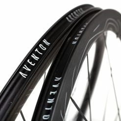 Aventon Latigo Carbon Laufradsatz 38mm 9 Aventon Latigo Carbon Laufradsatz 38mm -Cyclocross Verkaufsgeschäft aventon latigo 01 track wheelset clincher 38mm 5