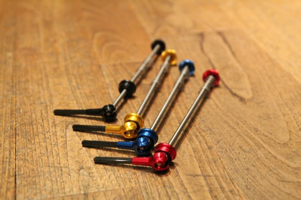 SMParts. SM-Parts Schnellspanner Mit Titanachse Und Carbonhebel - Set 1 SMParts. SM-Parts Schnellspanner Mit Titanachse Und Carbonhebel - Set