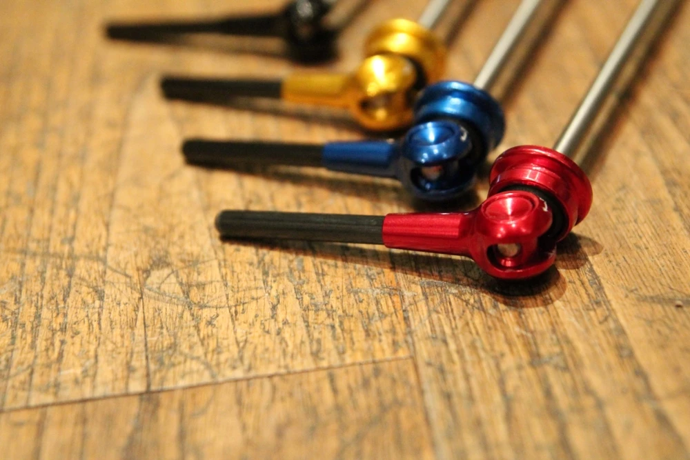 SMParts. SM-Parts Schnellspanner Mit Titanachse Und Carbonhebel - Set 2 SMParts. SM-Parts Schnellspanner Mit Titanachse Und Carbonhebel - Set – Bild 2