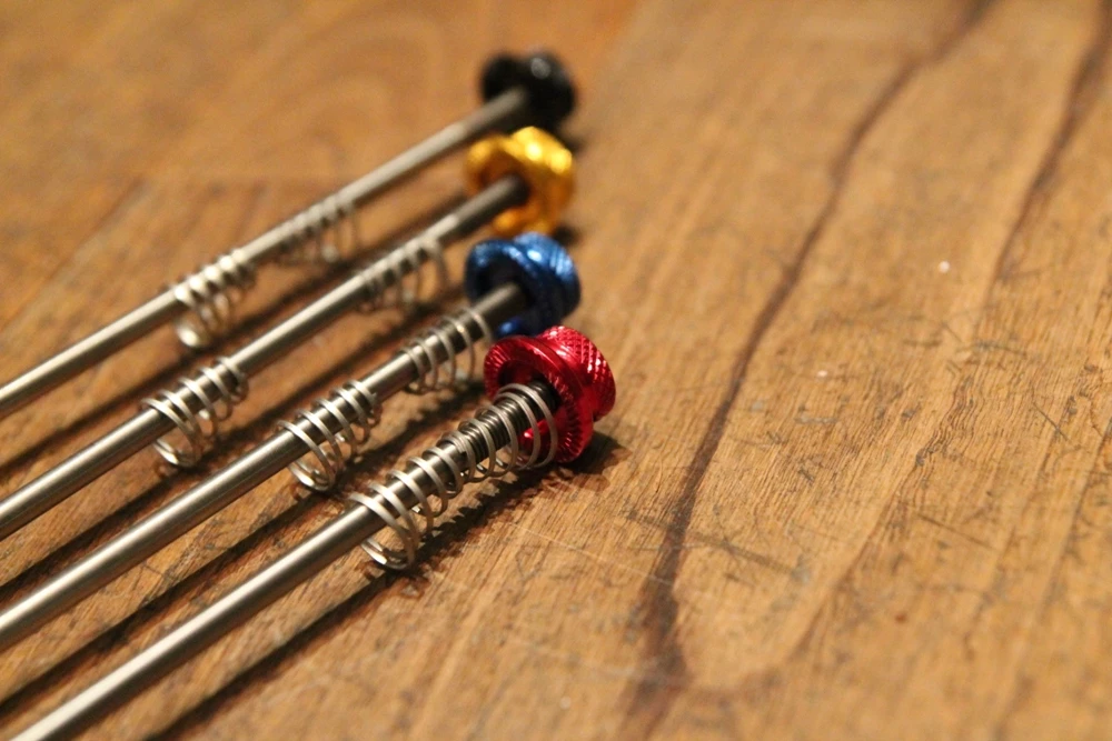 SMParts. SM-Parts Schnellspanner Mit Titanachse Und Carbonhebel - Set 4 SMParts. SM-Parts Schnellspanner Mit Titanachse Und Carbonhebel - Set – Bild 4